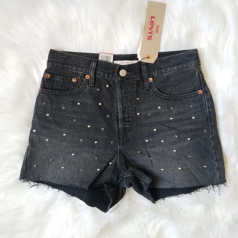 🖤SALE: price drop🖤Levi's Studded jean shorts